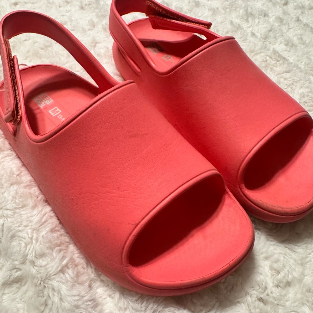 Like new 32 Degrees Cool Kid's Youth Cushion Slide Pink Sz 13-1